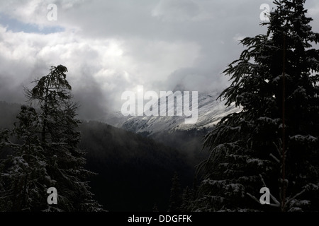 Wellen, Sonne und Wolken über den Bergen das Landwasser Tal Davos Graubünden Schweiz Stockfoto