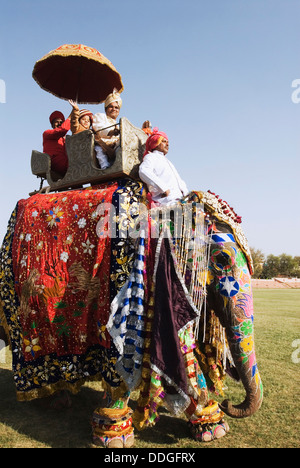 Mann in traditioneller Rajasthani königlichen Kleidung auf einem Elefanten, Elefant Festival, Jaipur, Rajasthan, Indien Stockfoto