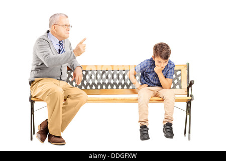 Wütend anzuschreien Neffen traurig, sitzt auf einer Holzbank Großvater Stockfoto