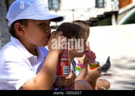 Boys trinken Soda im Freien am Piazza San Marco, Venedig Stockfoto