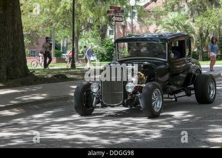 Zwei Männer in schwarzen antiken Ford Modell A B? Auto fahren auf Straße. Stockfoto