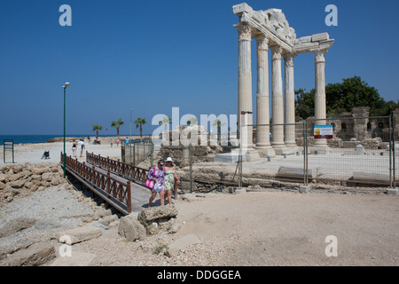 Touristen auf den Tempel des Apollo, Side, Türkei. Stockfoto