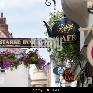 York, Stonegate - Bettys Café Zeichen Stockfoto