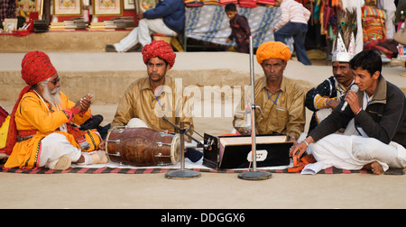 Menschen in traditionellen Rajasthani Kleid Musizieren in Surajkund Mela, Faridabad, Haryana, Indien Stockfoto