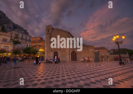 Touristen vor einer Kirche, San Giuseppe Church, Taormina, Sizilien, Italien Stockfoto