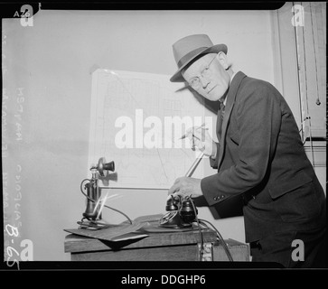 Hier ist Beauford Hayden, Superintendent des Tule Lake Relocation Center in Newell, Kalifornien, abgebildet. Er war verantwortlich für die Überwachung der Operationen dieses Internierungslagers während des Zweiten Weltkriegs Stockfoto