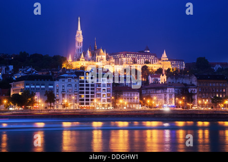 Budapest, Ungarn - Fishermans Bastion und Matthias-Kirche auf dem Budaer Burgberg von Donau Stockfoto