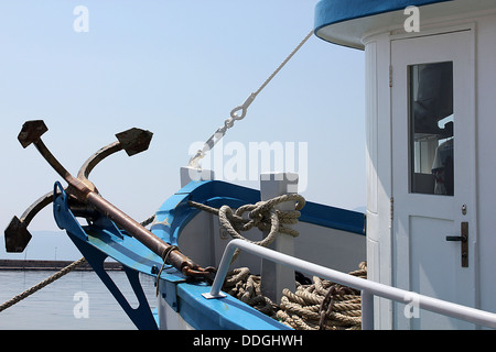 Bug eines Schiffes mit einem Anker Stockfoto