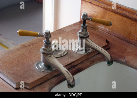 Alten altmodische retro Vintage antike Badewanne Armaturen in einem britischen Land-Haus-Bad Stockfoto