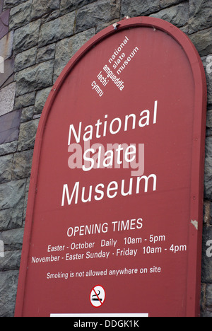 Ortseingangsschild National Slate Museum, Llanberis Nord-Wales, Stockfoto