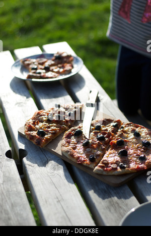 Frisch zubereitete Pizzen frisch aus dem Ofen auf einem Outdoor-Picknick-Tisch Stockfoto