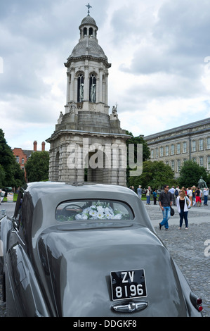 Ein Bentley Hochzeit Auto im Innenhof des Trinity College, Dublin, Irland. Stockfoto