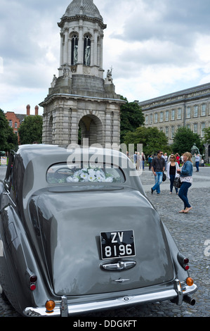 Ein Bentley Hochzeit Auto im Innenhof des Trinity College, Dublin, Irland. Stockfoto