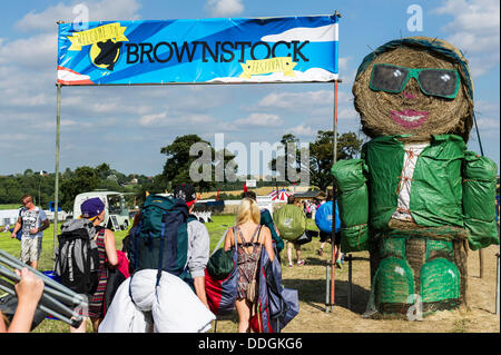 23. August 2013: BesucherInnen Eintritt in das Brownstock-Festival.  Doch trotz einer Null-Toleranz gegenüber Drogen hat ein Mann starb und seine Freundin ist krank nach dem Besuch des Festivals in Essex.  Es wurde berichtet, dass sie 5-EAPB nahmen.  Die Substanz wurde über das Internet gekauft. Fotograf: Gordon Scammell/Alamy Live-Nachrichten Stockfoto