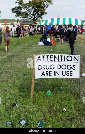 23. August 2013: Warnzeichen am Eingang zum Brownstock-Festival.  Doch trotz einer Null-Toleranz gegenüber Drogen hat ein Mann starb und seine Freundin ist krank nach dem Besuch des Festivals in Essex.  Es wurde berichtet, dass sie 5-EAPB nahmen.  Die Substanz wurde über das Internet gekauft. Fotograf: Gordon Scammell/Alamy Live-Nachrichten Stockfoto