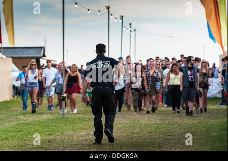 23. August 2013: BesucherInnen Eintritt in das Brownstock-Festival.  Doch trotz einer Null-Toleranz gegenüber Drogen hat ein Mann starb und seine Freundin ist krank nach dem Besuch des Festivals in Essex.  Es wurde berichtet, dass sie 5-EAPB nahmen.  Die Substanz wurde über das Internet gekauft. Fotograf: Gordon Scammell/Alamy Live-Nachrichten Stockfoto
