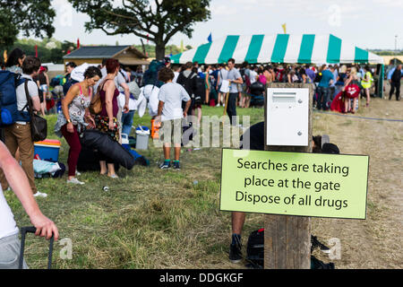 23. August 2013: Festivalbesucher, die Schlange, um das Brownstock-Festival geben.  Doch trotz einer Null-Toleranz gegenüber Drogen hat ein Mann starb und seine Freundin ist krank nach dem Besuch des Festivals in Essex.  Es wurde berichtet, dass sie 5-EAPB nahmen.  Die Substanz wurde über das Internet gekauft. Fotograf: Gordon Scammell/Alamy Live-Nachrichten Stockfoto