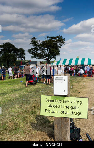 23. August 2013: Festivalbesucher, die Warteschlangen am Eingang zum Brownstock-Festival.  Doch trotz einer Null-Toleranz gegenüber Drogen hat ein Mann starb und seine Freundin ist krank nach dem Besuch des Festivals in Essex.  Es wurde berichtet, dass sie 5-EAPB nahmen.  Die Substanz wurde über das Internet gekauft. Fotograf: Gordon Scammell/Alamy Live-Nachrichten Stockfoto