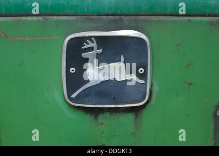 John Deere-Abzeichen auf der Vorderseite der alten Bauernhof Traktor Stockfoto
