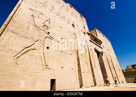 Haupteingang des Edfu Tempel zeigt den ersten Pylon. Edfu, Ägypten Stockfoto