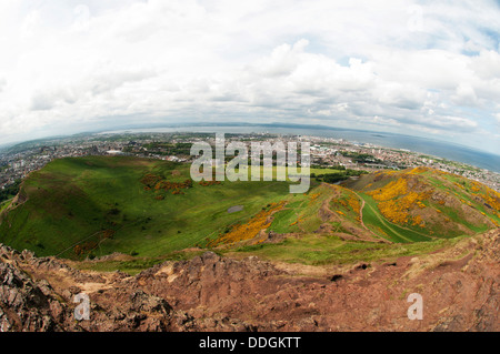 Arthurs Seat ist der Hauptgipfel der Gruppe von Hügeln, die meisten der Holyrood Park bilden. Es befindet sich in Edinburgh. Stockfoto