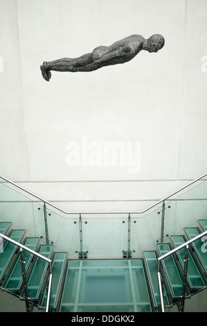 Hängende Skulptur männlichen Figur von Antony Gormley, Manchester Art Gallery, Manchester, UK Stockfoto