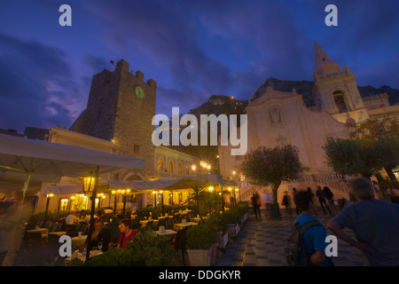 Touristen vor einer Kirche, San Giuseppe Church, Taormina, Sizilien, Italien Stockfoto