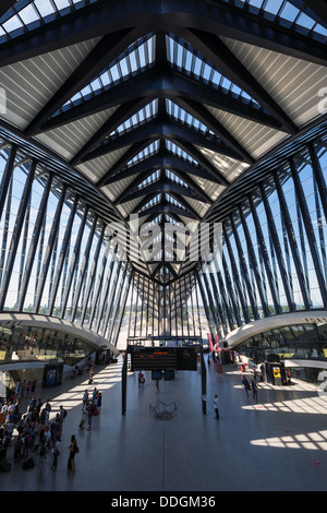 Fächerförmigen Baldachin von der Gare de Lyon Saint-Exupéry-Bahnhof in Lyon, entworfen vom spanischen Architekten Santiago Calatrava Stockfoto