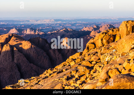 Sinai Wüste Blick bei Sonnenuntergang von der Spitze des Mount Sinai, Ägypten Stockfoto