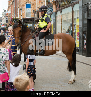 Montiert Polizei Polizist Interaktion mit der Öffentlichkeit in Leeds City Centre Stockfoto