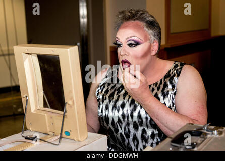 Portland, Oegon, USA. 01. September 2013. Kandidat LATRINA BIDET, die fortfahren würde, um La Femme größeren Konkurrenten zu gewinnen Plus Krone, bereitet für die 32nd Annual 2013 La Femme Magnifique International Pageant für weibliche Imitatoren. La Femme Teilnehmer, anatomisch richtige Männer, die auf eine strenge Regeln verbieten chirurgische oder hormonelle Veränderungen an ihrem Körper haften verlassen sich auf ihre illusionären Kunstfertigkeit um die Jury zu begeistern. © ZUMA Press, Inc./Alamy Live News Stockfoto