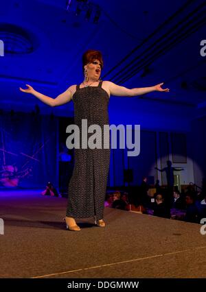 Portland, Oegon, USA. 01. September 2013. Vorherigen Festzug führt Gewinner CELESTE Türme an der 32. ordentlichen 2013 La Femme Magnifique International Pageant für weibliche Imitatoren. La Femme Teilnehmer, anatomisch richtige Männer, die auf eine strenge Regeln verbieten chirurgische oder hormonelle Veränderungen an ihrem Körper haften verlassen sich auf ihre illusionären Kunstfertigkeit um die Jury zu begeistern. © ZUMA Press, Inc./Alamy Live News Stockfoto