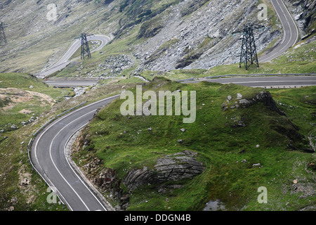 Eine kurvenreiche Straße hinauf in den rumänischen Karpaten genannt "Transfagarasan" Stockfoto