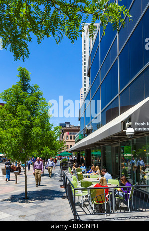 Straßencafé in der Fußgängerzone 16th Street Mall in der Innenstadt von Denver, Colorado, USA Stockfoto