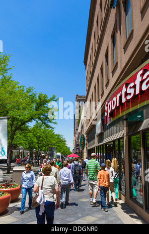 Käufer auf der Fußgängerzone 16th Street Mall in der Innenstadt von Denver, Colorado, USA Stockfoto