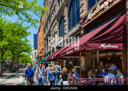 Straßencafé in der Fußgängerzone 16th Street Mall in der Innenstadt von Denver, Colorado, USA Stockfoto