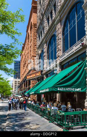 Straßencafé in der Fußgängerzone 16th Street Mall in der Innenstadt von Denver, Colorado, USA Stockfoto