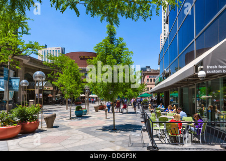 Straßencafé in der Fußgängerzone 16th Street Mall in der Innenstadt von Denver, Colorado, USA Stockfoto