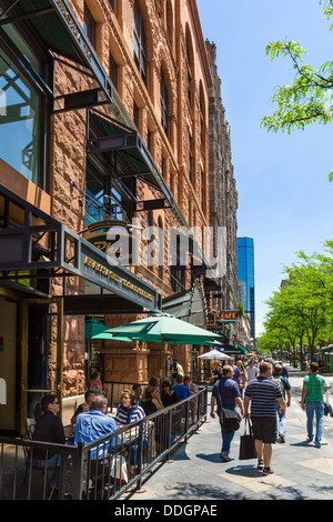 Straßencafé in der Fußgängerzone 16th Street Mall in der Innenstadt von Denver, Colorado, USA Stockfoto