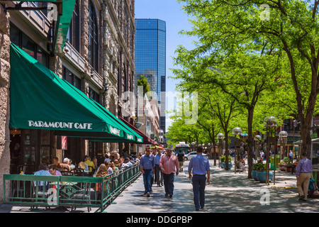 Straßencafé in der Fußgängerzone 16th Street Mall in der Innenstadt von Denver, Colorado, USA Stockfoto