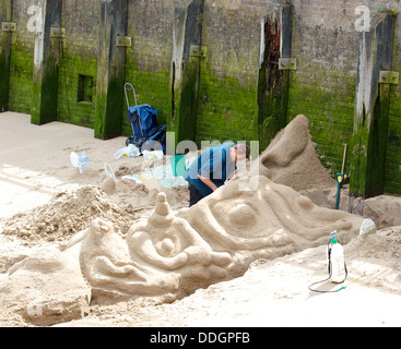 Künstler arbeiten an Sandskulpturen am Ufer des Flusses Themse London England Europa Stockfoto