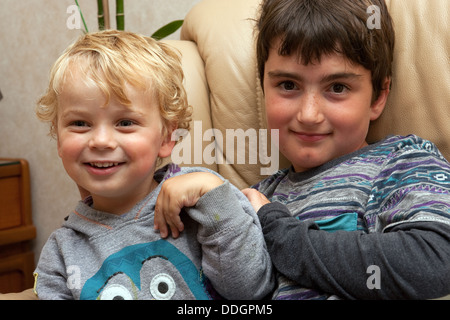 Familienfotos 2 jungen Kleinkind Vettern hält lächelnd kitzeln Stockfoto