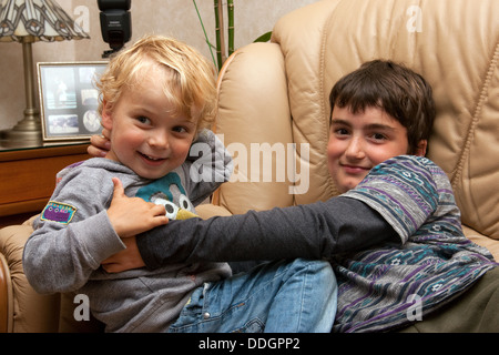 Familienfotos 2 jungen Kleinkind Vettern Stockfoto