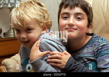 Familienfotos 2 jungen Kleinkind Vettern hält lächelnd Stockfoto