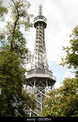 Der Aussichtsturm Petrin ist ein 63,5 Meter hohe Stahlgerüst Turm in Prag, die ähnelt stark dem Eiffelturm. Stockfoto