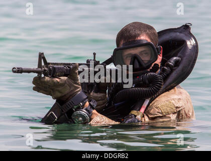 Golf von Oman, USS Keserage. 01. September 2013. Ein US-Marine Spezialoperationen Force Reconnaissance Kommando während der amphibischen Insertion Ausbildung 1. September 2013 in den Golf von Oman. Bildnachweis: Planetpix/Alamy Live-Nachrichten Stockfoto