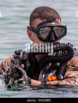 Golf von Oman, USS Keserage. 01. September 2013. Ein US-Marine Spezialoperationen Force Reconnaissance Kommando während der amphibischen Insertion Ausbildung 1. September 2013 in den Golf von Oman. Bildnachweis: Planetpix/Alamy Live-Nachrichten Stockfoto