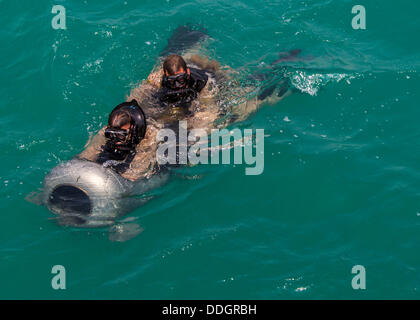 Golf von Oman, USS Keserage. 01. September 2013. Eine US-Marine Spezialoperationen Force Reconnaissance Kommando Navigation Diver Propulsion Fahrzeug während der amphibischen Insertion Ausbildung 1. September 2013 in den Golf von Oman. Bildnachweis: Planetpix/Alamy Live-Nachrichten Stockfoto