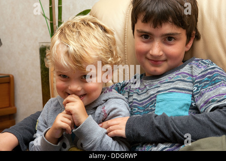 Familienfotos 2 jungen Kleinkind Vettern halten, Lächeln, lachen Stockfoto