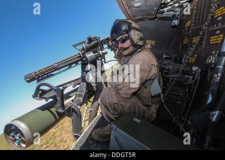 Eine US-Marine Tür-Schütze sucht Ziele an Bord eines Hubschraubers UH-1Y Venom während live-Heißausbildung im Rahmen der Übung Koolendong 2. September 2013 in Northern Territory, Australien. Stockfoto